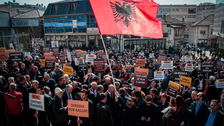 Qytetarët i bashkohen protestës së opozitës kundër krijimit të komunës së Prilluzhës