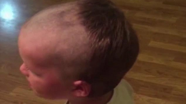 Me zhiletin e babait, djaloshi i bëri vetes një stil të çoroditur flokësh (Video)