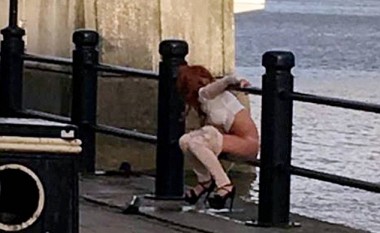 Gruaja kapet duke urinuar në qendër të qytetit (Foto)