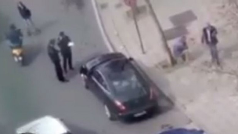 Kur policët i tremben mjetit luksoz për t’i vënë gjobë (Video)