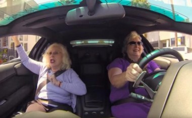 Kur gjyshet ngasin Lamborghini (Video)