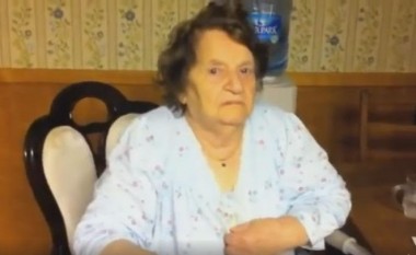 Dëgjojeni gjyshen shqiptare, duke e këshilluar mbesën në gjuhën angleze (Video)