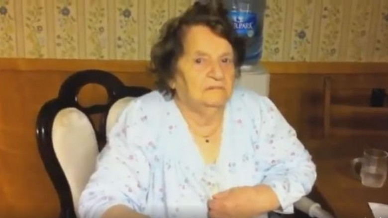 Dëgjojeni gjyshen shqiptare, duke e këshilluar mbesën në gjuhën angleze (Video)