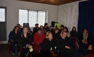 Partia e Vuçiqit formon forum të grave në Pejë