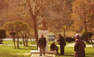 Busti i pakuptimtë në Berat: Në luftë me antikomunistët u vra si diletant me bombën e vet, komunistët e shpallën hero!