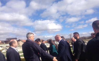 Thaçi përshëndet Haradinajn në Prekaz, por ai s’ia kthen (Foto)