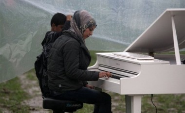 Refugjatët në Idomeni me këngë heqin mërzinë(Foto/Video)