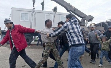 Përdhunon vajzën shtatëvjeçare në kamp, refugjatët tentojnë ta varin