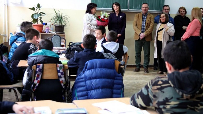 Jahjaga vizitoi shkollën “Zenel Hajdini” në Prishtinë