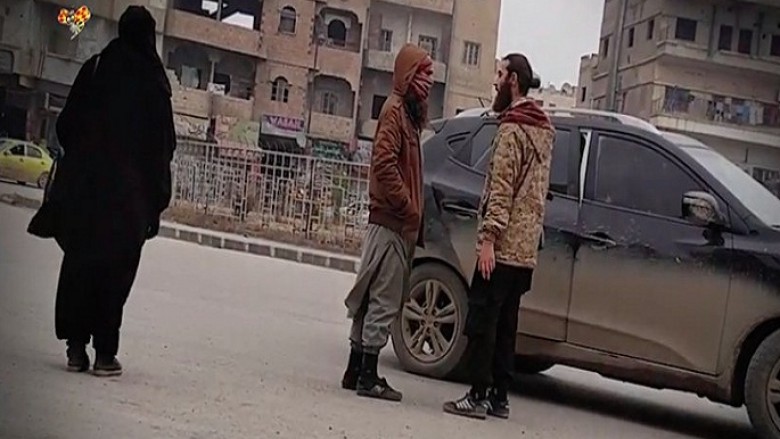 Dy gra rrezikuan jetën për të sjellë pamje nga brenda kryeqytetit të ISIS-it (Video)