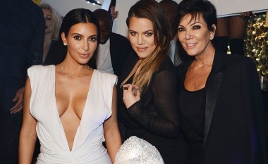Khloe Kardashian akuzon nënën për vrasjen e babait të tyre