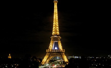 Spektakël laserik, Parisi shënon 130 vjetorin e Kullës së Ajfellit (Video)