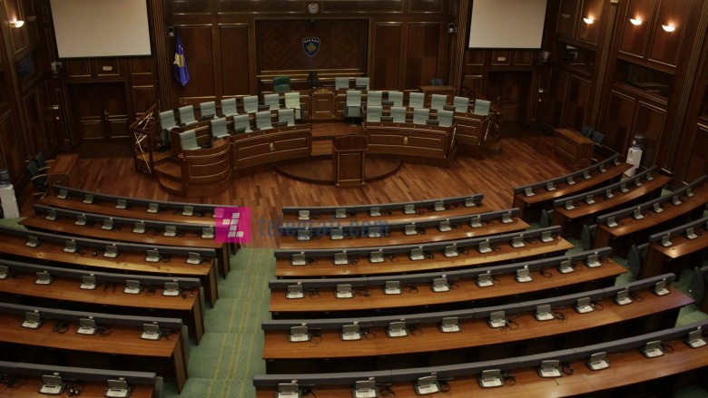 Sot seanca konstituive, në mungesë të marrëveshjes LVV-LDK pritet vetëm betimi i deputetëve