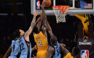 Lakers siguron vetëm fitoren e 15-të këtë sezon (Video)