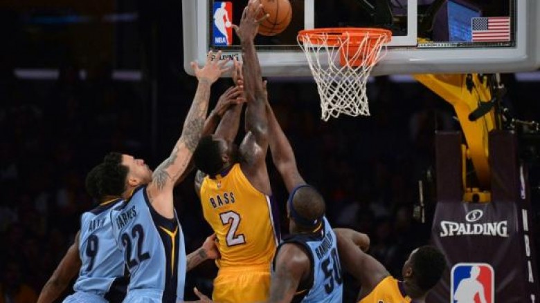 Lakers siguron vetëm fitoren e 15-të këtë sezon (Video)