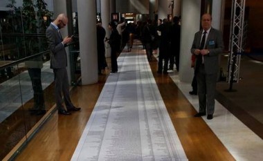 Në hyrje të Parlamentit Evropian, lista me emrat e 17306 emigrantëve të mbytur në Mesdhe (Foto)