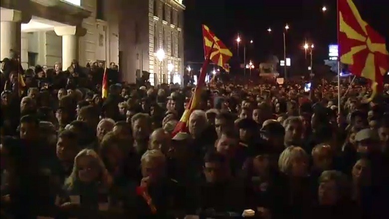 LIVE Protesta për dhe kundër Gjykatës Kushtetuese (Foto/Video)