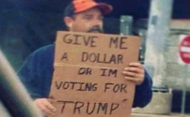 Lypësi amerikan: Më jepni një dollar, ose do të votoj për Donald Trump! (Foto)