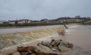 Uji bllokon rrugën Mirushë-Gurbardh (Foto)