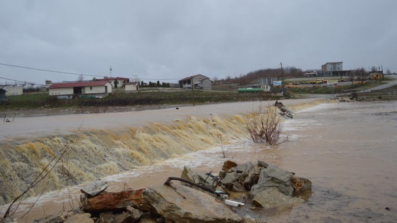 Uji bllokon rrugën Mirushë-Gurbardh (Foto)