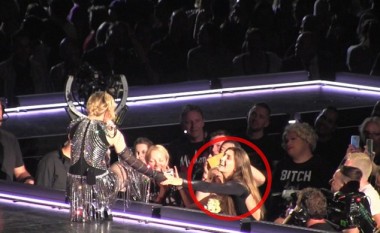 Madonna shpërblen minorenën që i nxori gjoksin në koncert (Foto/Video)