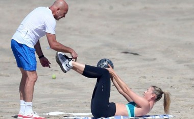 Pas skandalit, Sharapova relaksohet në plazh (Foto)