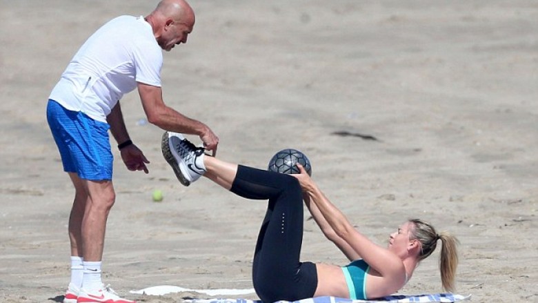 Pas skandalit, Sharapova relaksohet në plazh (Foto)