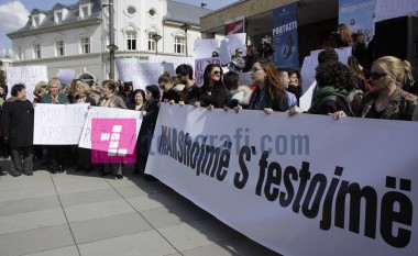 Me “nuk duam lule, por duam vulë”, gratë marshojnë në Prishtinë