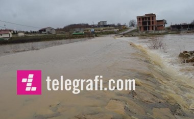 Vërshimet kanë bllokuar dy rrugë në Malishevë (Foto/Video)