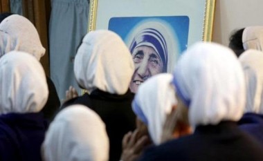Shenjtërimi i Nënë Terezës, sot Papa Françesku firmos kanonizimin