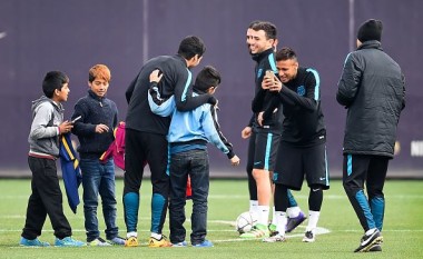 Stërvitja e Barcelonës pushtohet nga fëmijët (Foto)