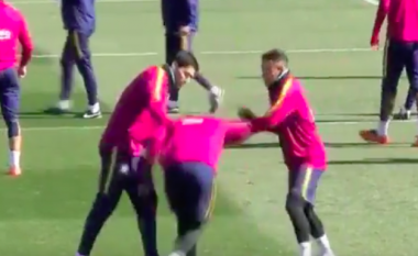 Neymar dhe Suarez bëhen agresivë me një bashkëlojtar në stërvitje (Video)