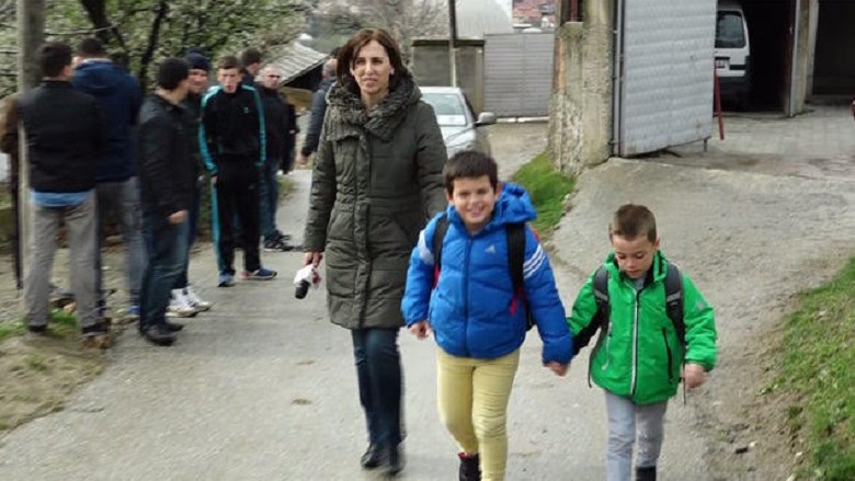 Dy nxënësit nga Maqedonia që mësimet i zhvillojnë në Han të Elezit