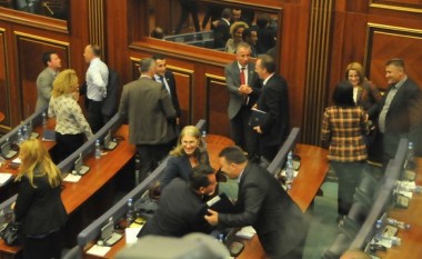 Deputetët e AAK-së dhe Nismës s’heqin dorë nga rroga prej 1, 488 euro