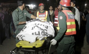 Sulm vetëvrasës në Pakistan me 65 të vrarë