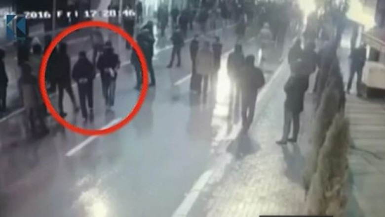 Pamjet kur u sulmua shtëpia e kryeministrit Mustafa (Video)