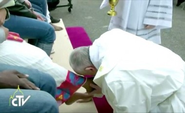 Jemi vëllezër: Papa ua lan dhe ua puth këmbët emigrantëve myslimanë (Video)