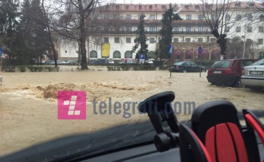 Reshjet përmbytin qytetin e Pejës (Video)