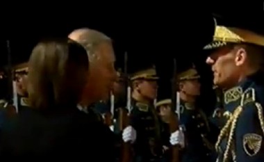 Princi Charles dhe Dukesha Camilla arrijnë në Kosovë (Video)