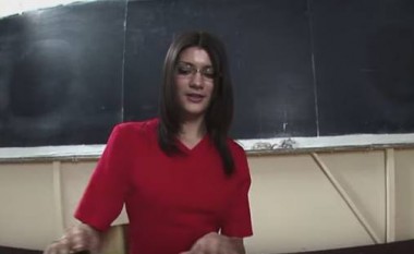 Profesoresha vjen pa brekë, ja si reagojnë studentët (Video,+16)