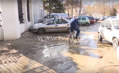 Qeveria e Maqedonisë, para me barok pas me gropa dhe baltë (Foto/Video)