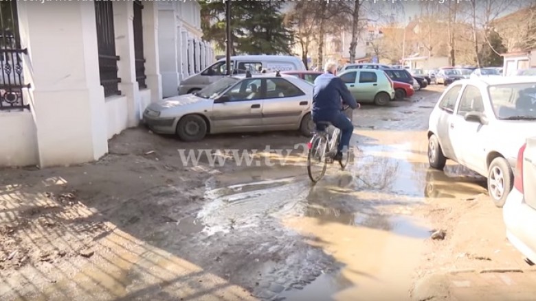 Qeveria e Maqedonisë, para me barok pas me gropa dhe baltë (Foto/Video)