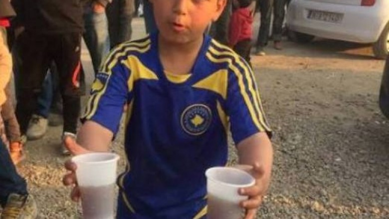 Refugjati kurd vesh fanellën e Kosovës