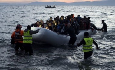 Rojet bregdetare turke sulmojnë barkën e refugjatëve me shkopinj (Video)