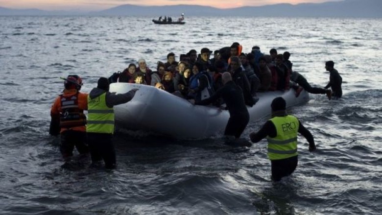 Rojet bregdetare turke sulmojnë barkën e refugjatëve me shkopinj (Video)