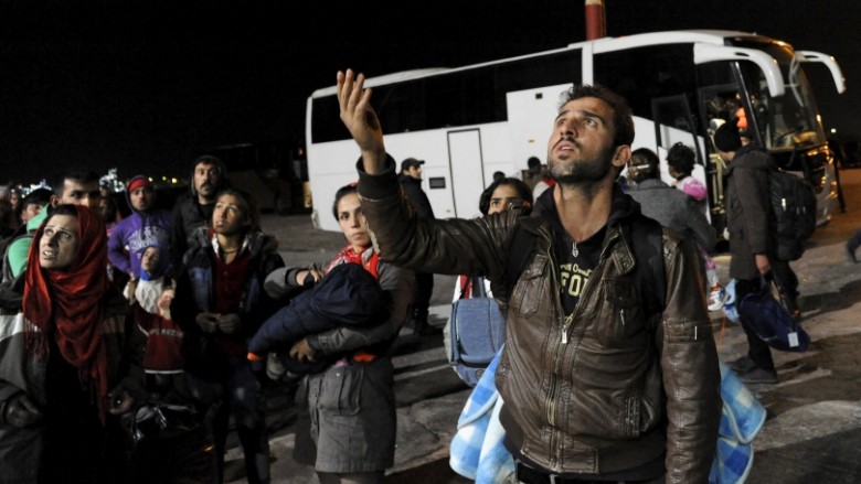 1200 refugjatë zhvendosen me autobusë në kufi me Shqipërinë