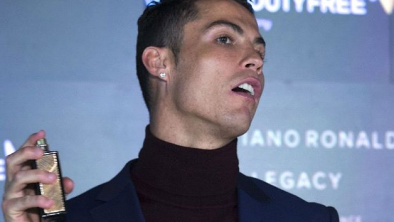 Ronaldo promovon parfumin e dytë (Foto)