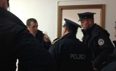 Krerët e Inspeksionit në Prishtinë, njëri në burg, tjetri në arrati (Video)