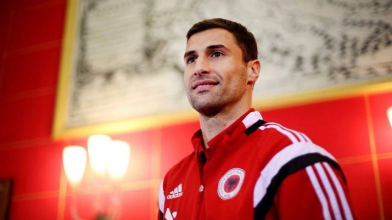 Lorik Cana tallet me Ermir Lenjanin dhe flokët e tij (Foto)