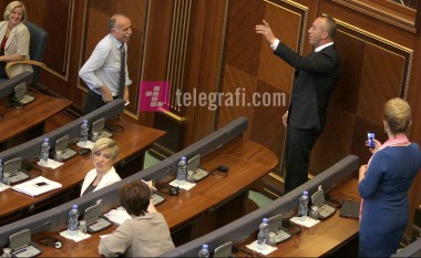 Opozita merr pjesë në Kuvend vetëm për bllokim të punës së legjislativit (Video)